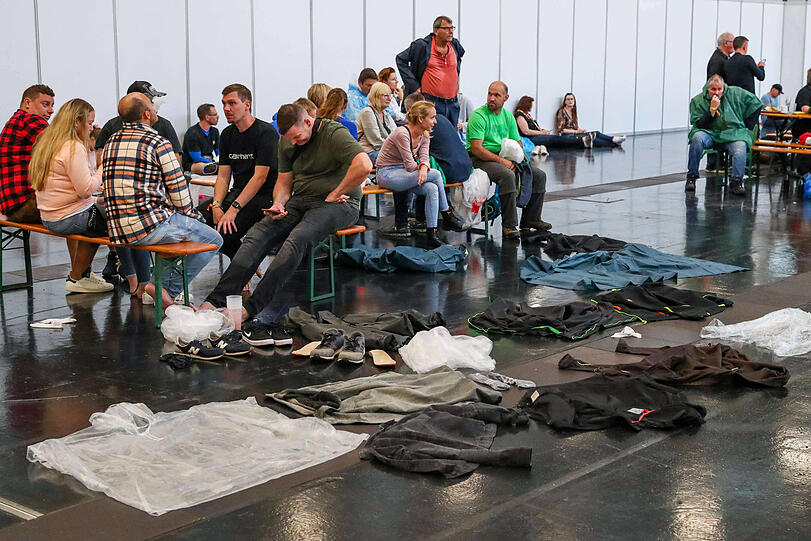 Trockenpause: Fans finden in der Messehalle Zuflucht.