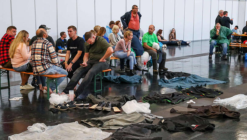 Trockenpause: Fans finden in der Messehalle Zuflucht.
