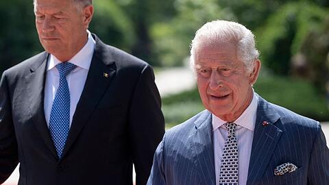 Der rumänische Präsident Klaus Johannis empfing Charles in Bukarest.