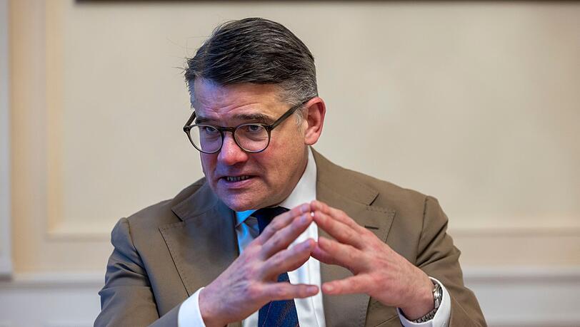 Bei den Kommunalwahlen entscheidet sich nach den Worten von Regierungschef Rhein, wie die Menschen "zur Politik stehen und wie sie die Demokratie bewerten". Bei den Kommunalwahlen entscheidet sich nach den Worten von Regierungschef Rhein, wie die Menschen "zur Politik stehen und wie sie die Demokratie bewerten".