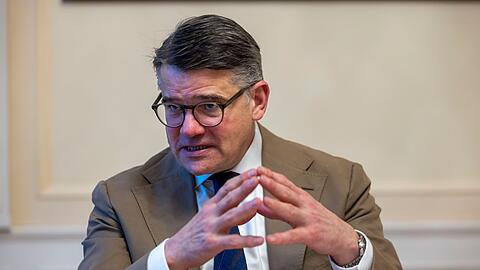 Bei den Kommunalwahlen entscheidet sich nach den Worten von Regierungschef Rhein, wie die Menschen "zur Politik stehen und wie sie die Demokratie bewerten".