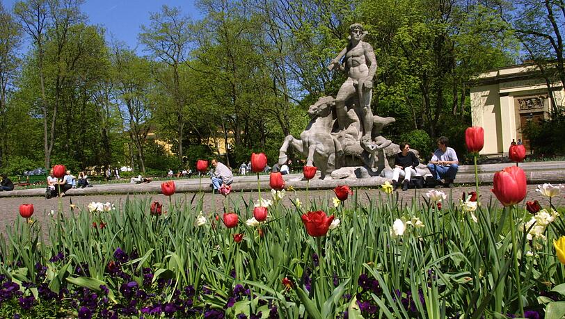 Im Alten Botanischen Garten rund um den Neptunbrunnen sind nach einer Allgemeinverf&uuml;gung der Stadt Alkohol, Drogen und Waffen verboten.  Sex unter freiem Himmel ist nicht erw&auml;hnt, daf&uuml;r gibt's  das Strafgesetzbuch.