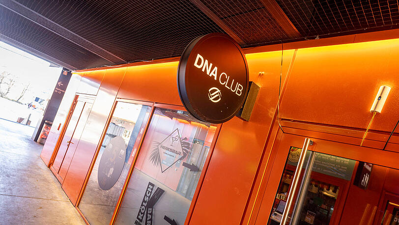 Hier hieß es für junge Clubbesucher oft warten und anstehen vor dem Türsteher: DNA-Schild vor dem Eingang. Hier hieß es für junge Clubbesucher oft warten und anstehen vor dem Türsteher: DNA-Schild vor dem Eingang.