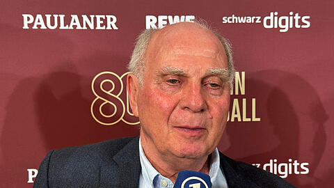 Uli Hoene&szlig; spricht beim Festakt zum 80-j&auml;hrigen Jubil&auml;um der Basketball-Abteilung &ndash; und erkl&auml;rt seinen Sinneswandel in der Bewertung von Sportvorstand Max Eberl.