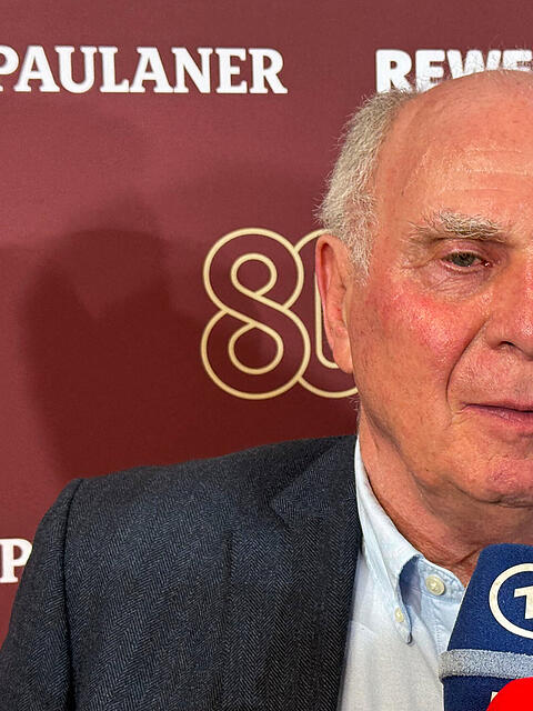 Uli Hoene&szlig; spricht beim Festakt zum 80-j&auml;hrigen Jubil&auml;um der Basketball-Abteilung &ndash; und erkl&auml;rt seinen Sinneswandel in der Bewertung von Sportvorstand Max Eberl.
