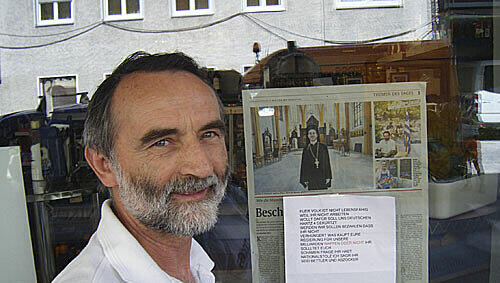Erhielt ein böses Pamphlet – der Münchner Gemüsehändler Nikos Kostis (63). Erhielt ein böses Pamphlet – der Münchner Gemüsehändler Nikos Kostis (63).