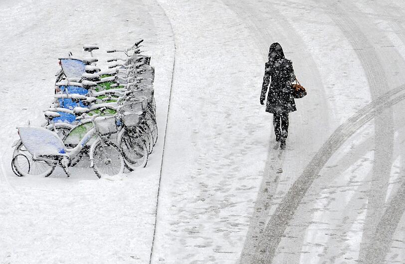 Mit dem Radl sollte man heute lieber nicht unterwegs sein - verschneite Drahtesel auf dem Marienplatz.