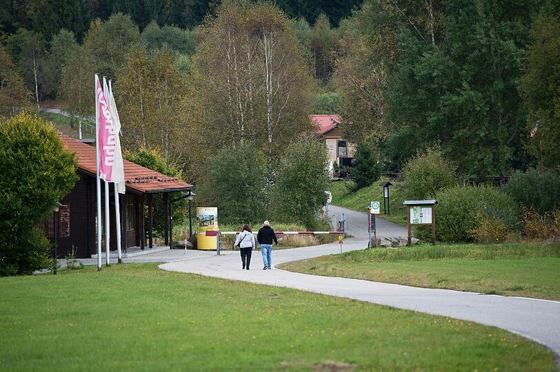 Fußgänger auf dem Weg zur Grenze. Nach Jahren (seit Dezember 2007 ist Tschechien Teil des Schengen-Raums) steht hier wieder ein Schlagbaum.