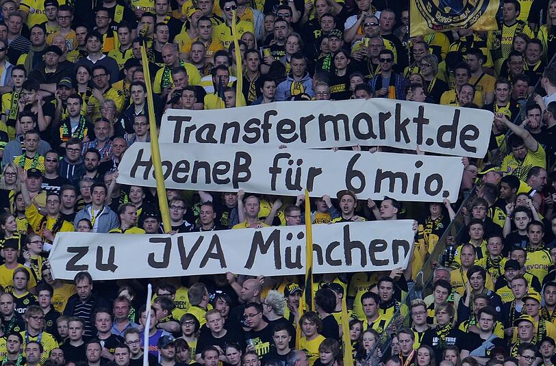 BVB-FANS vs. HOENESS: "Transfermarkt.de &ndash; Hoeneß für 6 Mio. zu JVA München", stand beim letzten Ligaspiel auf einem Spruchband im BVB-Block. Im Mai und Juli, bei den letzten Partien in Dortmund, war Hoeneß gar nicht zugegen. Die "Hoeneß in den Knast"- und "Steht auf, wenn ihr Steuern zahlt"-Gesänge der BVB-Fans wird er aber auch vor dem Fernseher vernommen haben. Aus Dortmunder Fankreisen heißt es schon jetzt, dass sich Hoeneß am Samstag auf etwas gefasst machen kann &ndash; auch wenn der BVB am Eingang verunglimpfende Spruchbänder und Plakate strenger kontrollieren will als sonst.