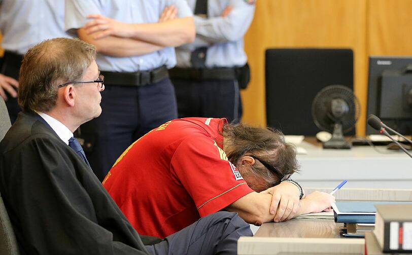 Der Angeklagte Günther O. erscheint im Essener Gericht mit einem Trikot des FC Bayern.