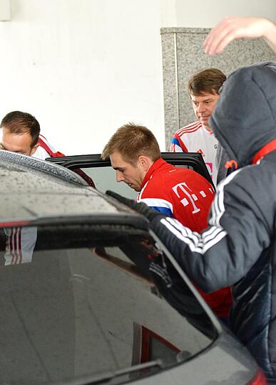 Hier steigt Lahm in ein Auto ein, das ihn zur Untersuchung beim Mannschaftsarzt Müller-Wohlfahrt bringt.