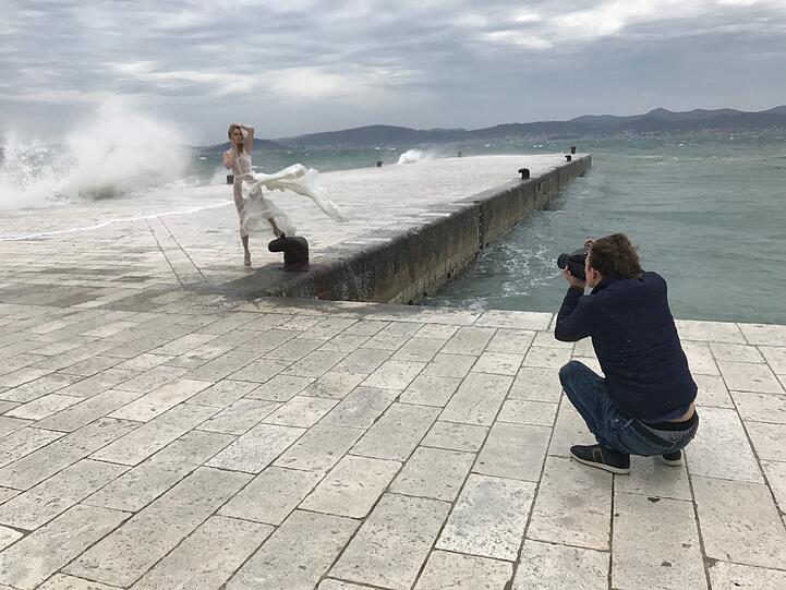 Das Shooting von Philip Reichwein droht wegen eines Sturms ins Wasser zu fallen - im wahrste Sinne des Wortes.