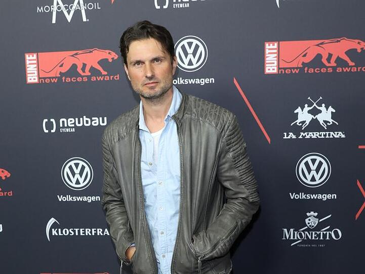 Simon Verhoeven lebt heute ganz anders als früher, als er noch nicht Vater war.
