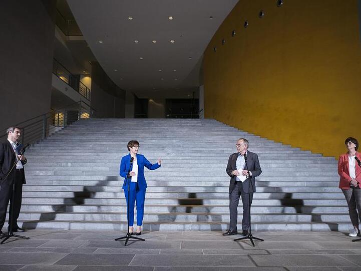 CSU-Chef Markus Söder (l-r), die CDU-Vorsitzende Annegret Kramp-Karrenbauer, sowie die Co-Vorsitzenden der SPD, Norbert Walter-Borjans und Saskia Esken, sprechen nach der Sitzung zu Journalisten.