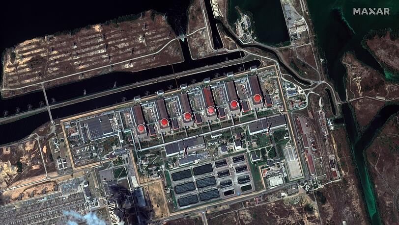 Ein Satellitenbild des AKW in Saporischschja. Kiew und Moskau beschuldigen sich weiterhin gegenseitig, Europas größtes Kernkraftwerk zu beschießen.
