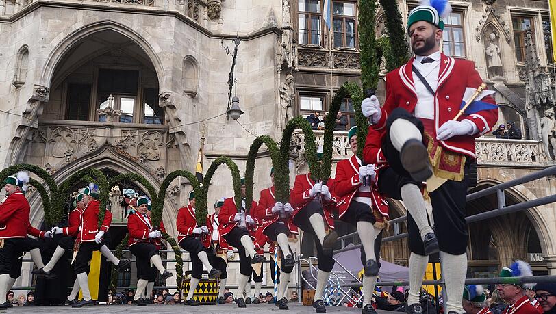 Seit diesem Dienstag tanzen wieder die Schäffler durch München. Der Brauch geht zurück auf eine Pest-Epidemie. Nachdem diese überstanden war lockten die frohen Tänzer die Menschen wieder auf die Straßen und gaben ihnen die Lebensfreude zurück. Seit diesem Dienstag tanzen wieder die Schäffler durch München. Der Brauch geht zurück auf eine Pest-Epidemie. Nachdem diese überstanden war lockten die frohen Tänzer die Menschen wieder auf die Straßen und gaben ihnen die Lebensfreude zurück.