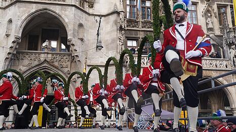 Seit diesem Dienstag tanzen wieder die Sch&auml;ffler durch M&uuml;nchen. Der Brauch geht zur&uuml;ck auf eine Pest-Epidemie. Nachdem diese &uuml;berstanden war lockten die frohen T&auml;nzer die Menschen wieder auf die Stra&szlig;en und gaben ihnen die Lebensfreude zur&uuml;ck.
