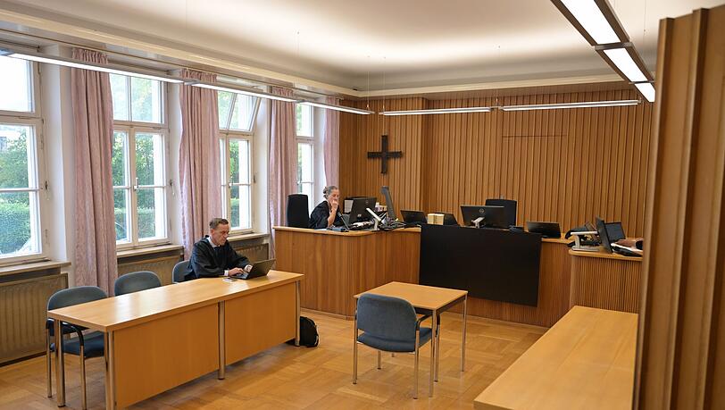 Rechtsanwalt Marcus Becker, der Verteidiger des angeklagten Ex-Bürgermeisters, wartete zunächst alleine im Gerichtssaal. Sein Mandant kam erst später nach. Rechtsanwalt Marcus Becker, der Verteidiger des angeklagten Ex-Bürgermeisters, wartete zunächst alleine im Gerichtssaal. Sein Mandant kam erst später nach.