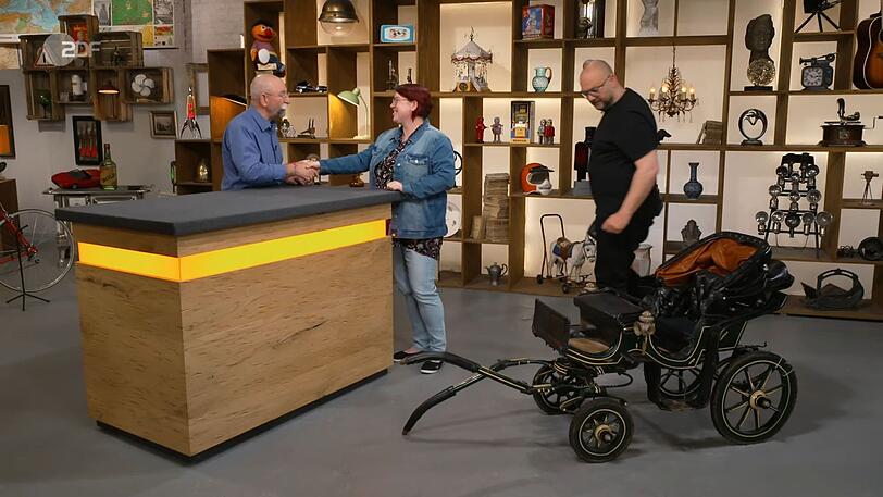 "Das sieht edel und schick aus - und damit meine ich dich und die Kutsche auch" - mit diesen Worten wandte sich Moderator Horst Lichter an Theresa. Die 29-Jährige aus Prackenbach war Pflegehilfskraft. Ihr Mitbringsel hatte sie im Internet entdeckt. "Das sieht edel und schick aus - und damit meine ich dich und die Kutsche auch" - mit diesen Worten wandte sich Moderator Horst Lichter an Theresa. Die 29-Jährige aus Prackenbach war Pflegehilfskraft. Ihr Mitbringsel hatte sie im Internet entdeckt.