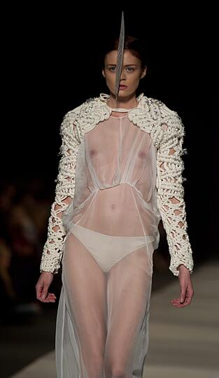 Ist das der neue Nackt-Trend? Bei der Fashion Week in Polen präsentieren Models transparente Mode - sehen Sie hier die besten Bilder.
