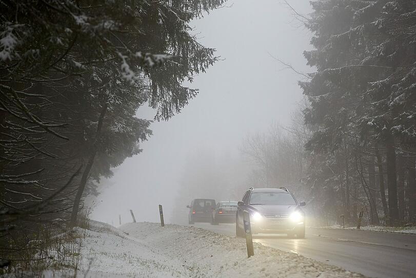 Der erste Schnee ist gefallen und verhüllt alles in ein sanftes Weiß. Aber Achtung Autofahrer: Die Straßen sind glatt.