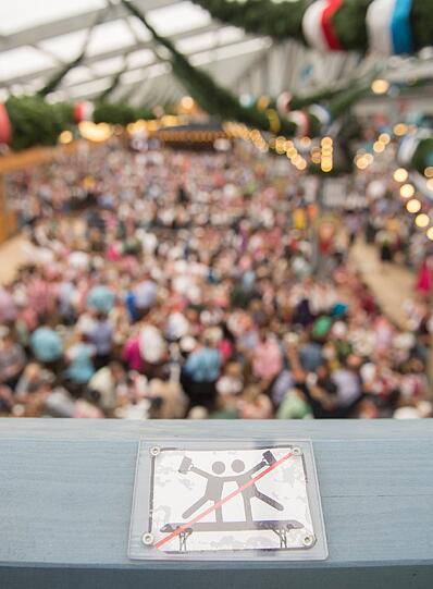 Auf den Balkonen ist das Tanzen auf den Tischen zwar verboten, aber das druckt nicht wirklich auf die Stimmung der wiesn-Besucher.