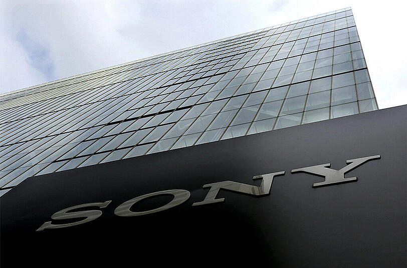 Vor allem kleine Kamera-Sensoren und die Playstation haben Sony nach dem Hacker-Angriff finanziell über Wasser gehalten.