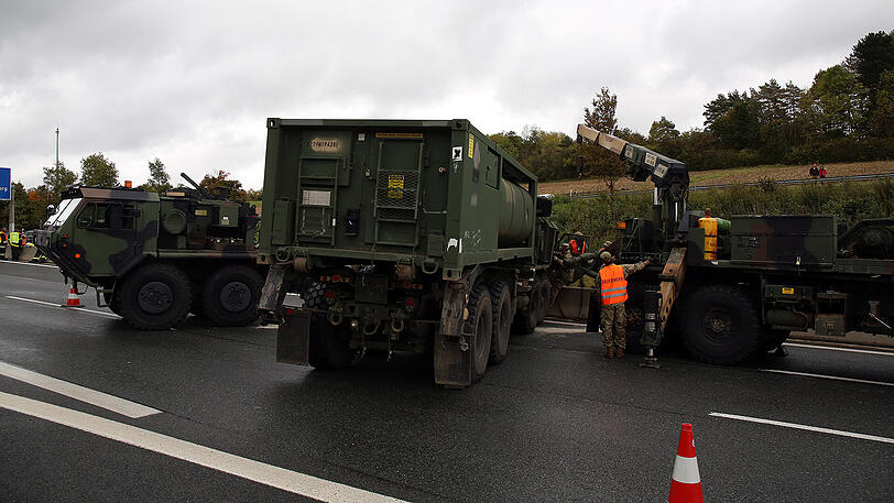 Ein kurioser Unfall der US Army legte am Samstag die A9 lahm. Die Bilder.