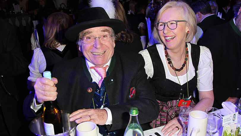 Alles im Griff: Elmar Wepper (mit seiner Frau Anita) beweist, dass auch Wein getrunken werden darf.