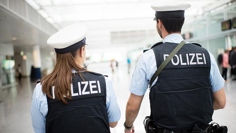 Eine Straftäterin soll einem Bundespolizisten so fest in den Arm gebissen haben, dass dieser danach dienstunfähig war. (Symbolbild)