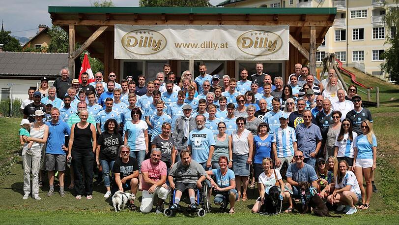 Gruppenfoto im Trainingslager: Die Löwen vor dem Dilly-Resort im österreichischen Windischgarsten.