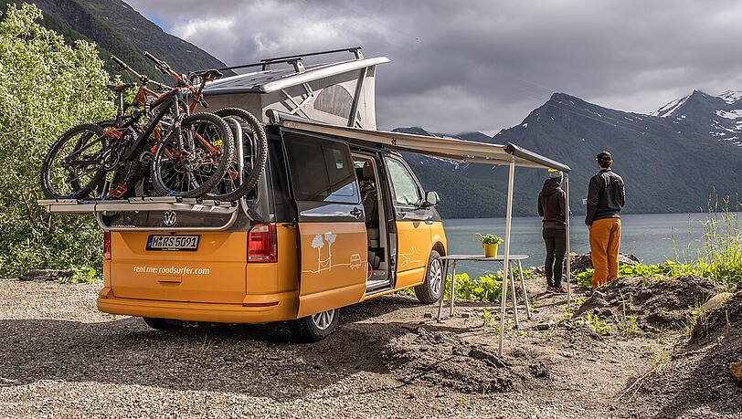 Urlaub, bei dem man die Unterkunft (und noch viel mehr) immer dabei hat: ein Roadsurfer-Van vor hübscher Kulisse. Urlaub, bei dem man die Unterkunft (und noch viel mehr) immer dabei hat: ein Roadsurfer-Van vor hübscher Kulisse.