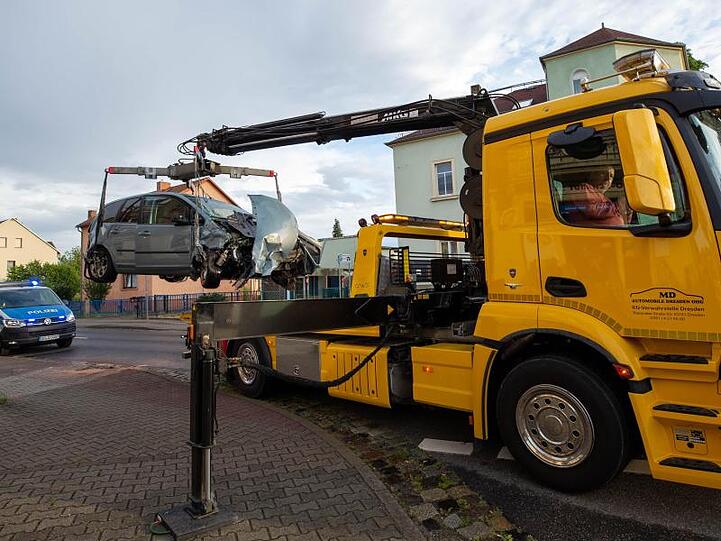 Ein Abschleppwagen transportiert das beschädigte Auto ab.