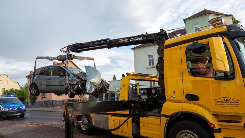 Ein Abschleppwagen transportiert das beschädigte Auto ab. Ein Abschleppwagen transportiert das beschädigte Auto ab.