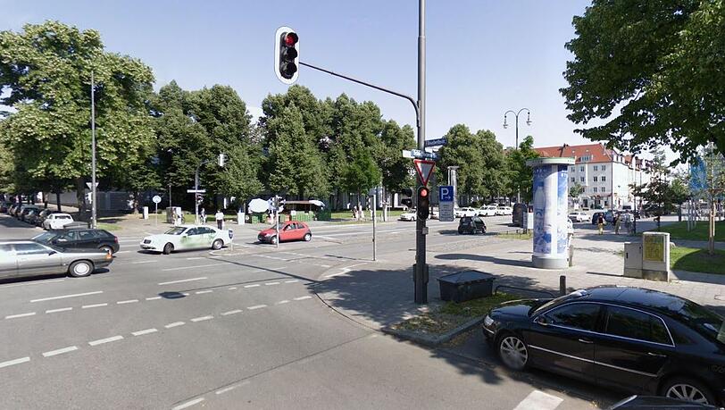 An der Kreuzung der Schleißheimer Straße und der Elisabethstraße ist es Ende Juni zu einem schweren Fahrradunfall gekommen. An der Kreuzung der Schleißheimer Straße und der Elisabethstraße ist es Ende Juni zu einem schweren Fahrradunfall gekommen.