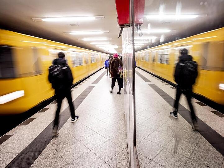 Der boomende Online-Handel stellt deutsche Städte zunehmend vor Logistik-Probleme. Sind U-Bahnen künftig das geeignete Transportmittel für Pakete?.