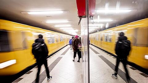 Der boomende Online-Handel stellt deutsche Städte zunehmend vor Logistik-Probleme. Sind U-Bahnen künftig das geeignete Transportmittel für Pakete?.