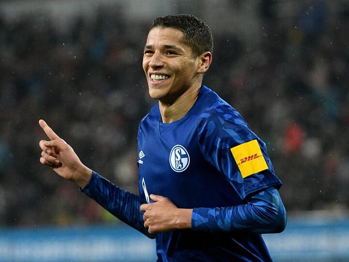 Hat seinen Vertrag auf Schalke verlängert: Amine Harit jubelt.