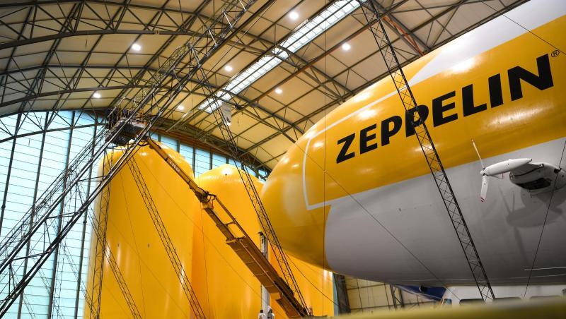 Zwei Techniker arbeiten auf einer Hebebühne an einem Zeppelin NT (Neue Technik). Foto: Felix Kästle/dpa/Archivbild Zwei Techniker arbeiten auf einer Hebebühne an einem Zeppelin NT (Neue Technik). Foto: Felix Kästle/dpa/Archivbild