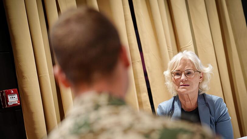 Christine Lambrecht (SPD) im Gespräch mit einem Soldaten. Die Bundesverteidigungsministerin sieht kaum noch Möglichkeiten, die Ukraine direkt aus Bundesbeständen mit Waffen und Material zu versorgen.