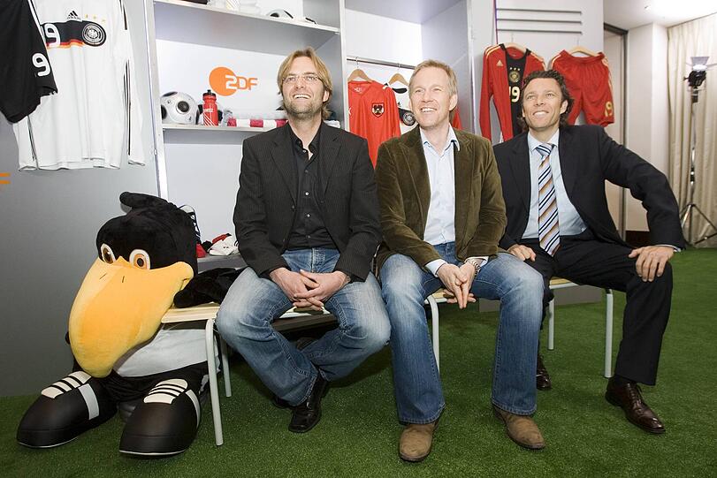 AK 2006: Urs Fischer, Schiedsrichterexperte des ZDF (r.) an der Seite von Jürgen Klopp, damals noch Trainer des 1. FSV Mainz 05 (l.) sowie Moderator Johannes B. Kerner (m.).