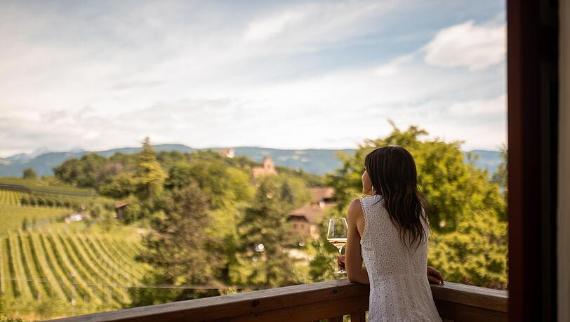 Rebhänge, Wald und Berglandschaft umgeben das Hotel – nach Bozen fährt man 15 Minuten. Rebhänge, Wald und Berglandschaft umgeben das Hotel – nach Bozen fährt man 15 Minuten.