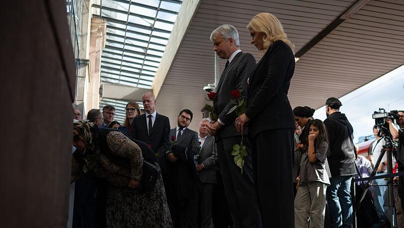 Minister Bilger (l, CDU) und Bahnchefin Palla verneigen sich im ehrenden Gedenken. Minister Bilger (l, CDU) und Bahnchefin Palla verneigen sich im ehrenden Gedenken.