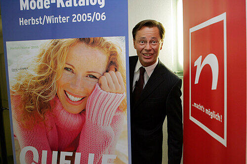 Deutschlands mutmaßlich schlechtester Manager: Thomas Middelhoff mit dem Quelle-Katalog 2005. Kurz zuvor wurde er zum Vorstandsvorsitzenden des Konzerns ernannt, initiierte ein 100-Tage-Sofortprogramm. Heute arbeitet Middelhoff bei einem Londoner Finanzinvestor.
