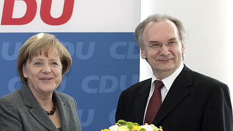 Blumen von der Kanzlerin für den Reiner Haseloff.
Mehr Gelb blieb in Sachsen-Anhalt nicht übrig.