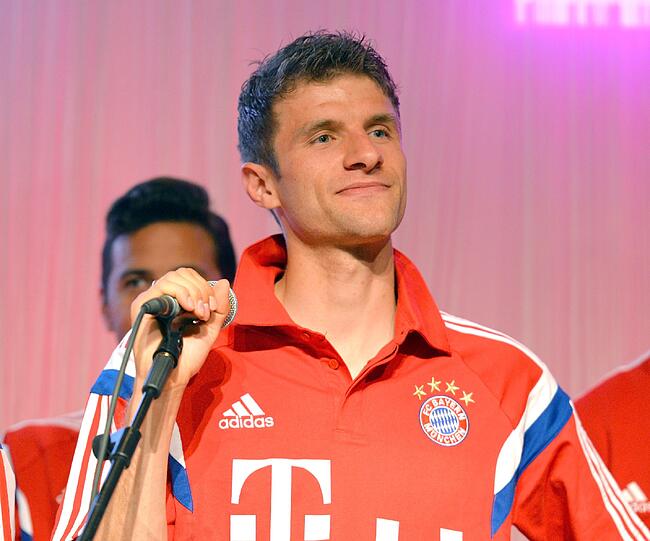 Die Bayern feiern: Nach dem Sieg gegen Borussia Dortmund im DFB-Pokalfinale lässt der FC Bayern in Berlin die Korken knallen. Hier die Feierbilder aus der Telekom-Zentrale.
