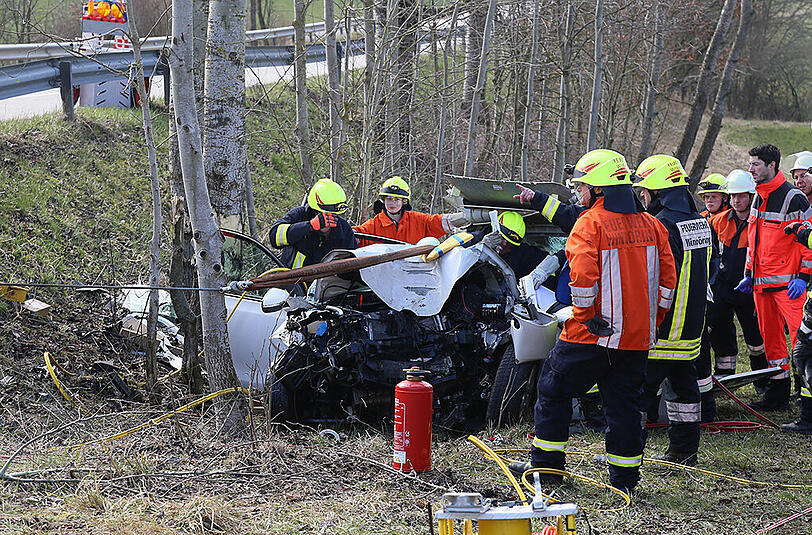Bilder vom Unfall in Wald bei Altötting. Eine junge Fahranfängerin ist von der Fahrbahn abgekommen und gegen einen Baum geprallt.