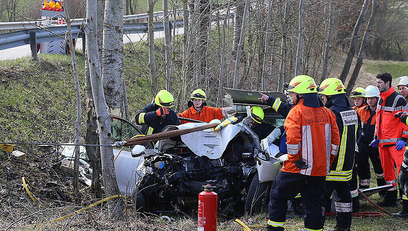 Bilder vom Unfall in Wald bei Altötting. Eine junge Fahranfängerin ist von der Fahrbahn abgekommen und gegen einen Baum geprallt. Bilder vom Unfall in Wald bei Altötting. Eine junge Fahranfängerin ist von der Fahrbahn abgekommen und gegen einen Baum geprallt.