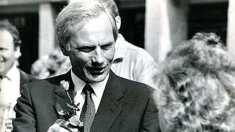 Ein Charmeur war er auch: Georg Kronawitter verschenkt im Wahlkampf 1984 Rosen.