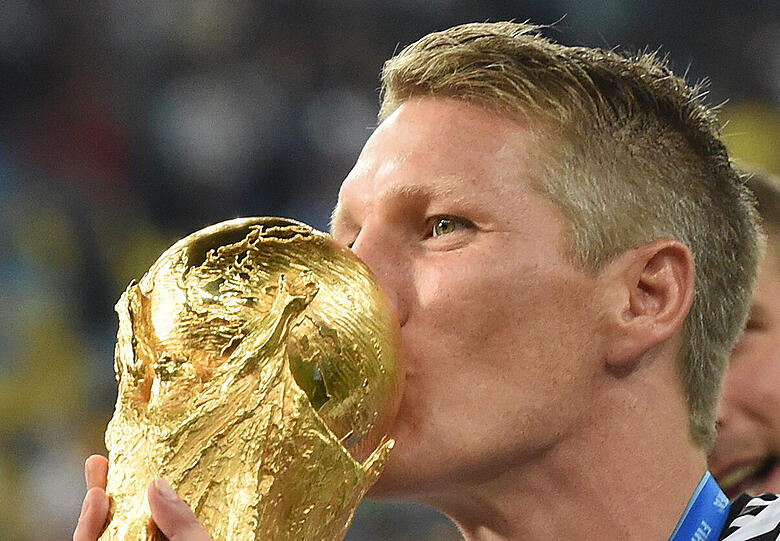 13. Juni 2014: Bastian Schweinsteiger küsst nach dem 1:0 im Finale gegen Argentinien den WM-Pokal.